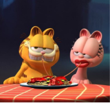 Garfield e Arlene, sua namorada, em um encontro comendo macarrão